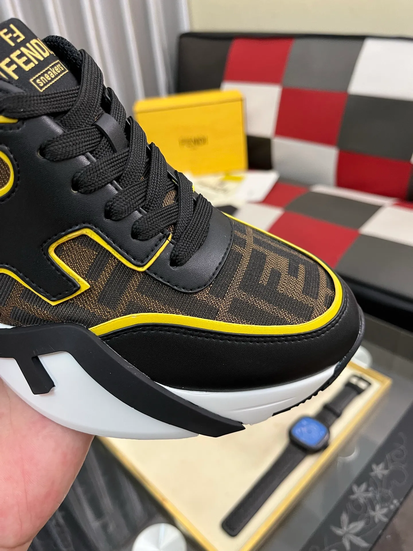Men's men's shoes 💰560⌚️⌚️FENDI.•FENDI unique modern style sneakers. Counter purchasing🏃casual shoes😍😍 Original breathable fly-knit mesh imported from Italy (refuses to discolor and abrade feet) soles: Original soles specially provided by the original factory, super cool😍 French lazy style design ⚠️ Original quality, super comfortable and wear-resistant original soles. Code number: 38-442️⃣Colors available